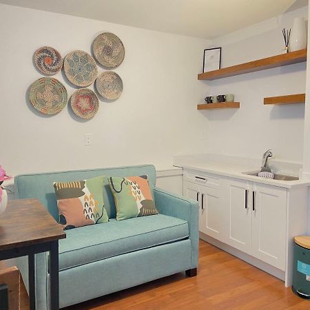Newly Renovated Walkout Basement In Vancouver With Separate Entrance Exterior foto