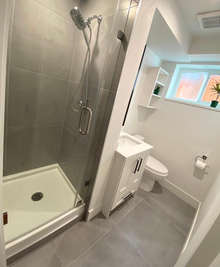 Newly Renovated Walkout Basement In Vancouver With Separate Entrance Exterior foto